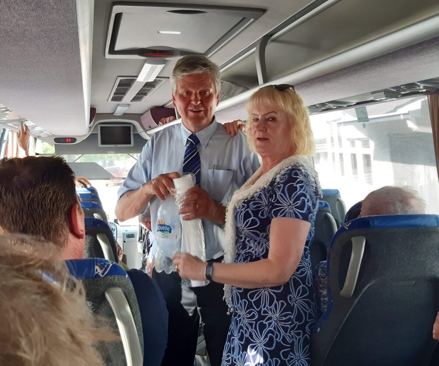 Matkanjohtaja ja kuljettaja yhteistyössä